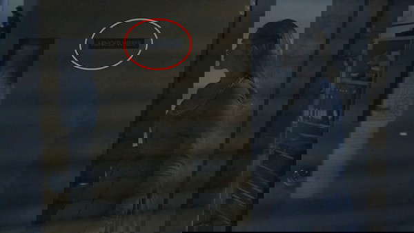 Dolores passando pelo escritório de Arnold