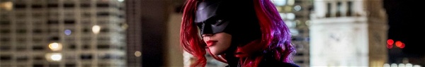 Batwoman | Série ganha pôster e nova imagem (olha o traje do Batman!)