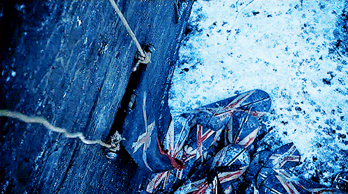 Bandeira Bolton caindo em Winterfell