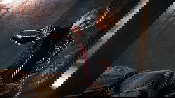 Cersei jogando vinho sobre a septa Unella