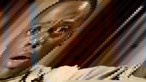 filmes bons para assistir - imagem mostra um homem negro chorando