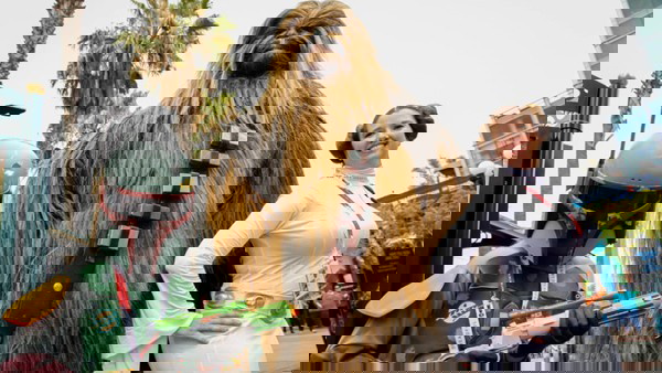 Uma família fazendo cosplay