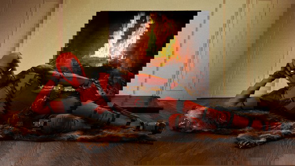 Deadpool deitado junto a uma lareira