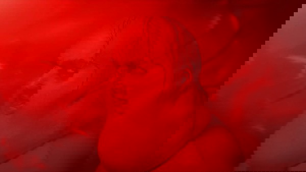 Diabo com olhos amarelos