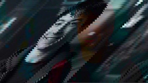 Ezra Miller como Flash