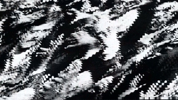 George Romero rodeado de zumbis