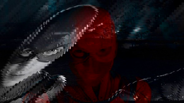 Ezra Miller como Flash