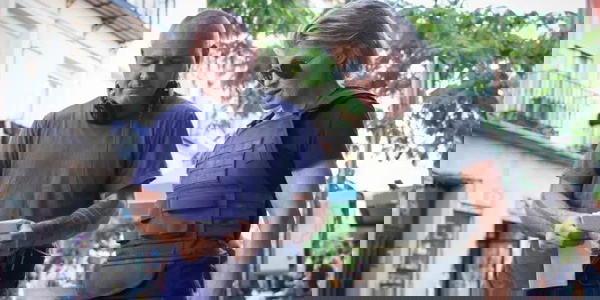 Tim Miller ao lado de Linda Hamilton