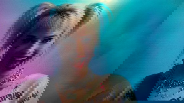 Mrgot Robbie como Arlequina