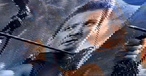 Jeremy Renner como Gavião Arqueiro