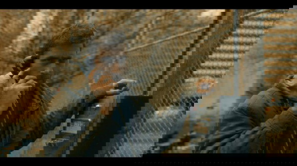 Oliver Jackson-Cohen como Luke Crain