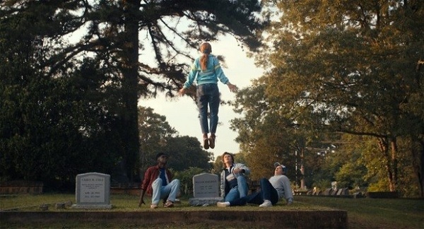 Em um cemitério, três jovens olham assustados para uma menina flutuando no ar. A personagem está prestes a ser morta pelo vilão Vecna