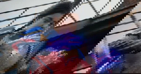 ms marvel olha admirada para suas mãos brilhando