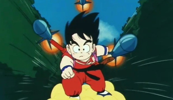 Goku é perseguido por três foguetes enquanto voa em sua nuvem dourada