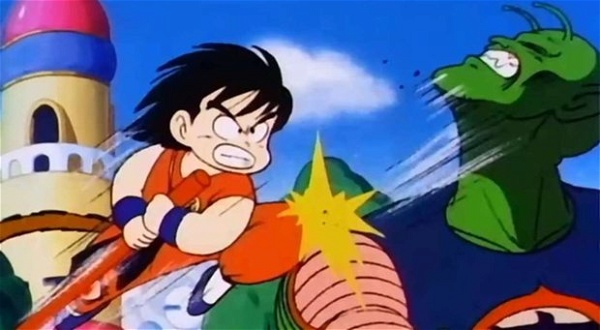 Goku acerta um chute em Piccolo, uma criatura verde humanoide
