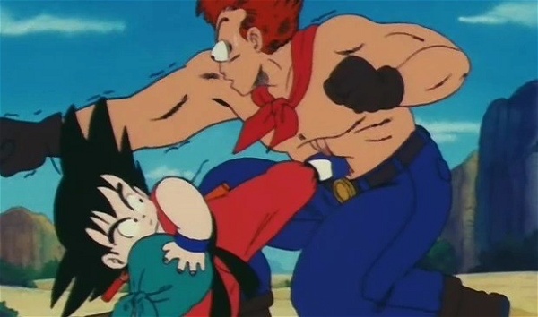 Goku acerta o Coronel Silver com um chute no estômago