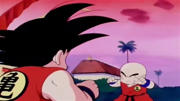 Goku e Kuririn estão de frente um para o outro, prestes a começar uma batalha