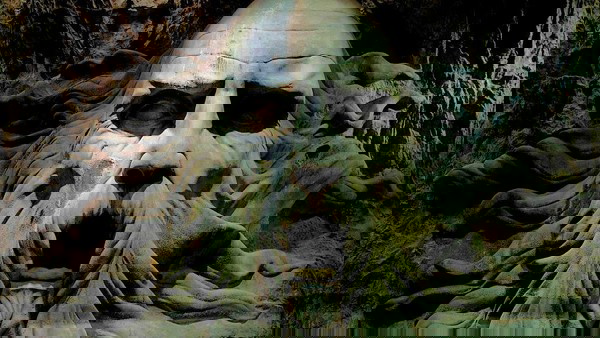 A estátua de Salazar Slytherin em Hogwarts