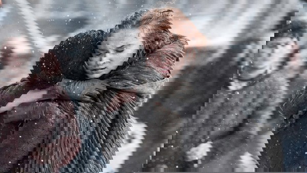 Sansa e Jon se abraçando
