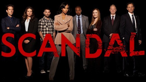 series de advogados - Imagem mostra vários personagens em pé, olhando para a câmera, em um fundo preto. À frente deles, está a palavra “Scandal”, que significa “escândalo”
