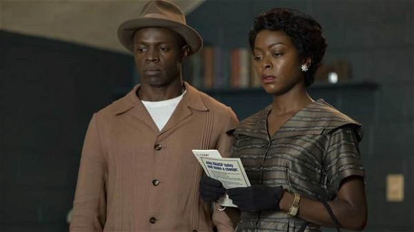 filmes baseadas em fatos reais - imagem traz um homem e uma mulher negras, bem vestidos, olhando para algo